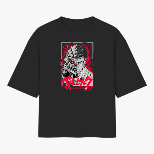 Camiseta com estampa frontal de personagem estilo mangá com expressão intensa, acompanhado por elementos gráficos estilizados e texto em destaque na base.