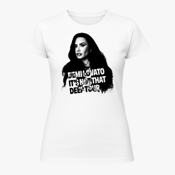 Camiseta com estampa frontal de um retrato estilizado em preto e branco, letras destacadas e a frase "IT'S NOT THAT DEEP TOUR" em destaque.