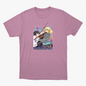 Camiseta com estampa frontal de dois personagens estilo anime, um rapaz e uma moça, acompanhados de instrumentos musicais e elementos urbanos ao fundo.