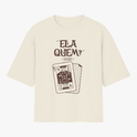Camiseta com estampa frontal de uma carta de baralho estilizada ao lado de texto "Ela Quem?" e estampa traseira de símbolo gráfico minimalista.
