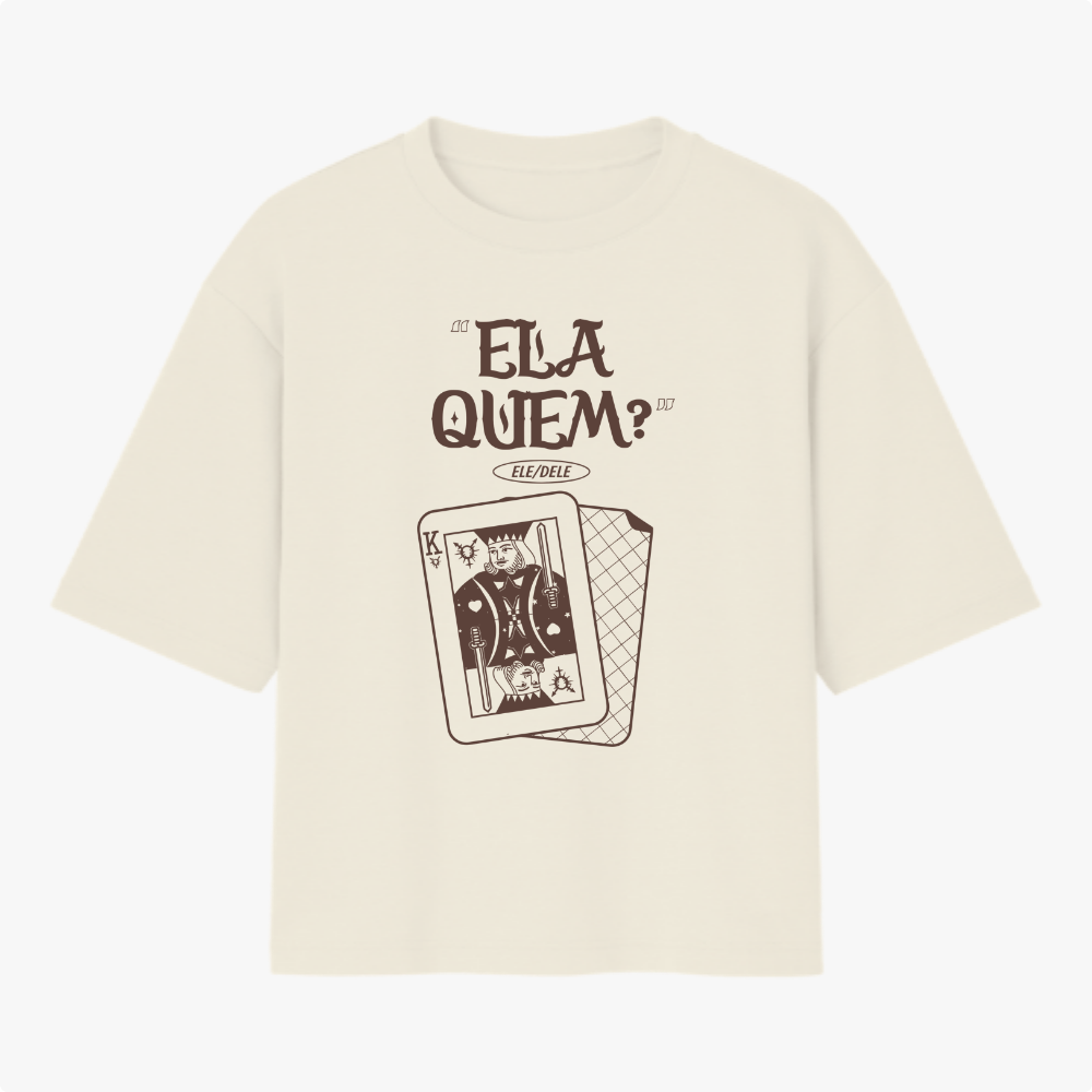Camiseta com estampa frontal de uma carta de baralho estilizada ao lado de texto "Ela Quem?" e estampa traseira de símbolo gráfico minimalista.