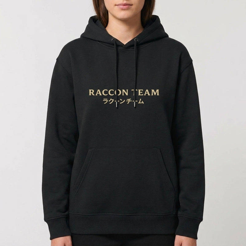 Moletom com estampa frontal de "RACCON TEAM" em letras maiúsculas, seguido por caracteres japoneses logo abaixo, centrados na área do peito.