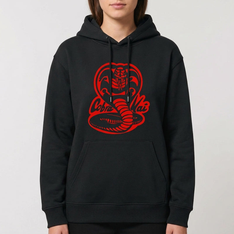 Moletom com estampa frontal de cobra estilizada em pose de ataque e texto envolvente, e estampa traseira com texto em letras estilizadas e impactantes.