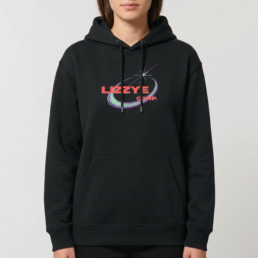 Moletom com estampa frontal de logotipo contendo a palavra "LIZZYE" em fonte moderna, sobre um desenho estilizado de órbita com estrela pontiaguda.
