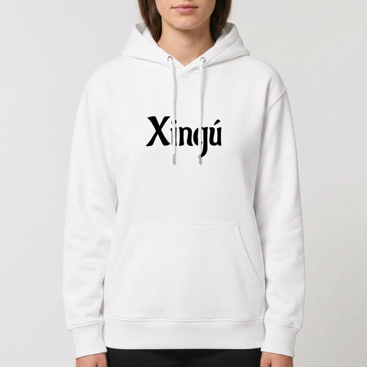 Moletom com estampa frontal de "Xingu" em fonte destacada e estampa traseira de "Kuarup" em orientação vertical, ambas letras em estilo clássico.