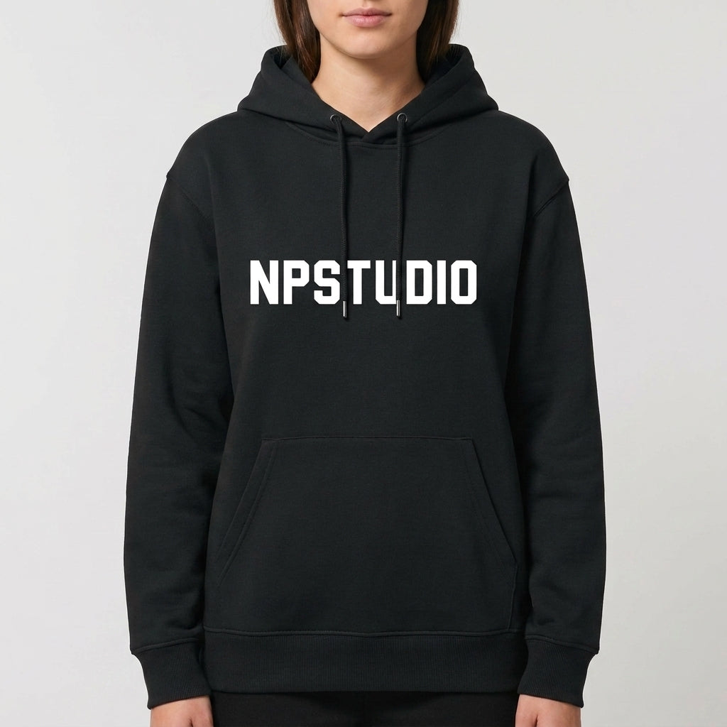 Moletom com estampa frontal de "NPSTUDIO" em letras grandes e estilizadas, centralizadas no peito, destacando-se de forma marcante.