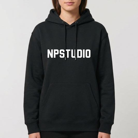 Moletom com estampa frontal de "NPSTUDIO" em letras grandes e estilizadas, centralizadas no peito, destacando-se de forma marcante.