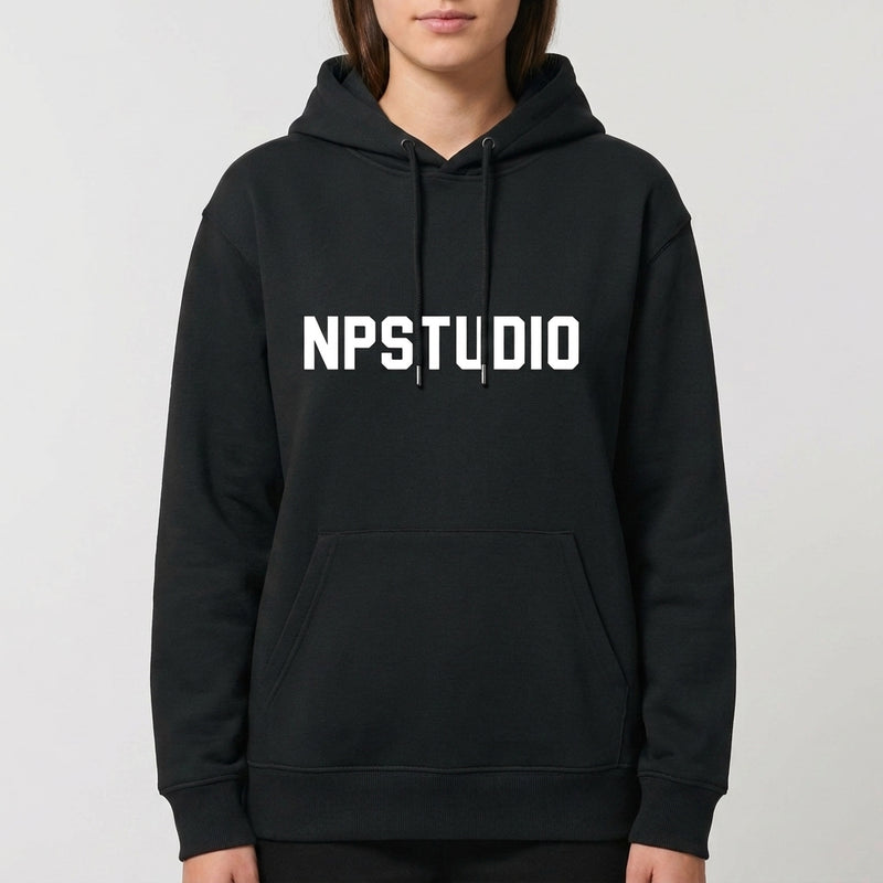 Moletom com estampa frontal de "NPSTUDIO" em letras grandes e estilizadas, centralizadas no peito, destacando-se de forma marcante.