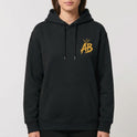 Moletom com estampa frontal de letras "AB" estilizadas com coroa e estampa traseira de personagem sorridente, vestido de preto, com cabelo trançado.