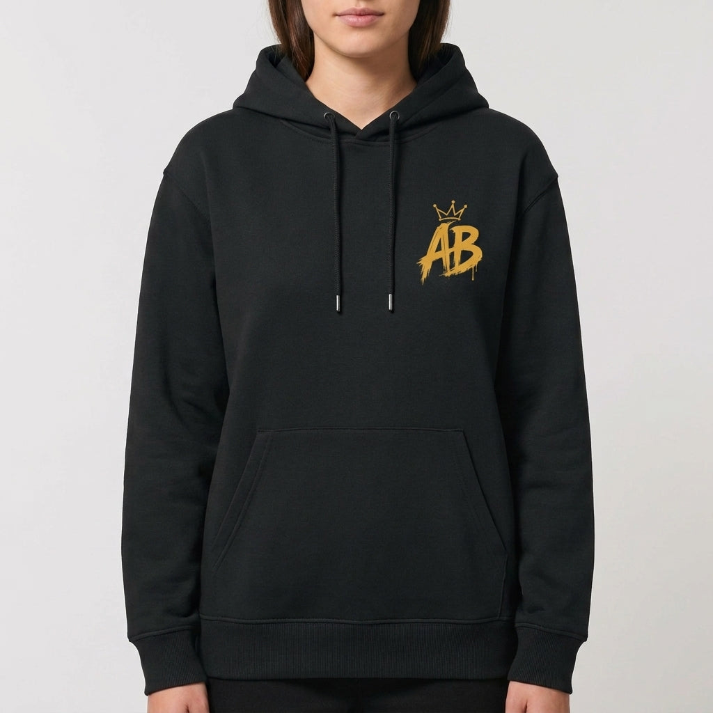 Moletom com estampa frontal de letras "AB" estilizadas com coroa e estampa traseira de personagem sorridente, vestido de preto, com cabelo trançado.