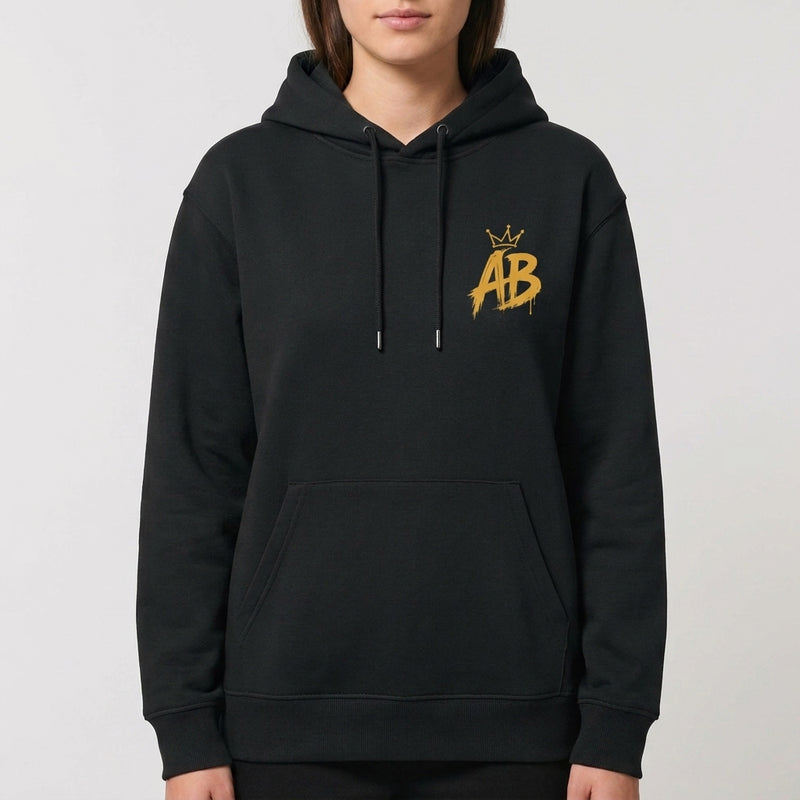 Moletom com estampa frontal de letras "AB" estilizadas com coroa e estampa traseira de personagem sorridente, vestido de preto, com cabelo trançado.
