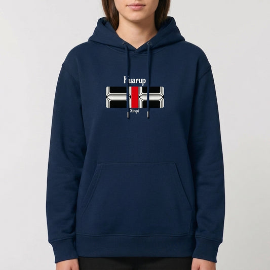Moletom com estampa frontal de design retangular estilizado com linhas curvas brancas, uma faixa central vertical vermelha e textos "Kuarup" e "Xingu".