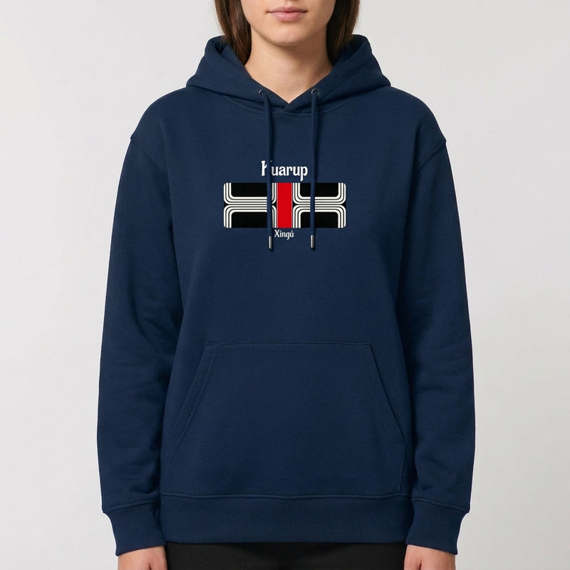 Moletom com estampa frontal de design retangular estilizado com linhas curvas brancas, uma faixa central vertical vermelha e textos "Kuarup" e "Xingu".