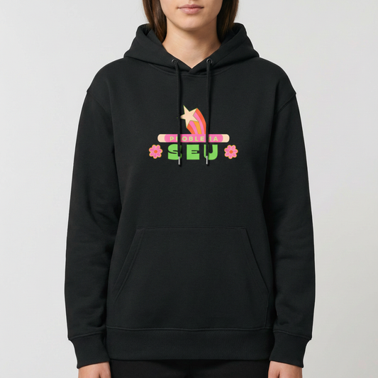 Moletom com estampa frontal de estrela amarela em trajetória de arco-íris estilizado com texto "PROBLEMA SEU" em destaque, ladeado por flores decorativas.