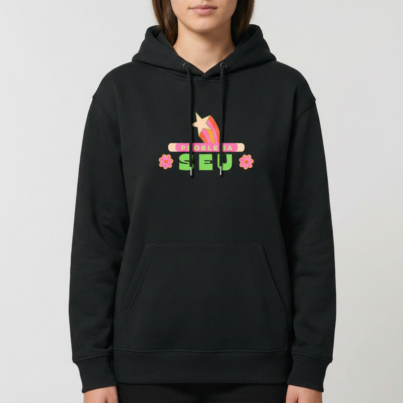 Moletom com estampa frontal de estrela amarela em trajetória de arco-íris estilizado com texto "PROBLEMA SEU" em destaque, ladeado por flores decorativas.