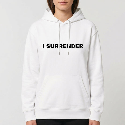 Moletom com estampa frontal de texto "I SURRENDER" em fonte negrito e estampa traseira de asas estilizadas simétricas com linhas curvas.