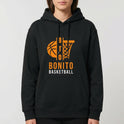 Moletom com estampa frontal de uma bola de basquete com linhas estilizadas ao lado de uma cesta, acompanhada das palavras "BTO BONITO BASKETBALL".