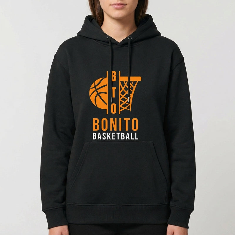 Moletom com estampa frontal de uma bola de basquete com linhas estilizadas ao lado de uma cesta, acompanhada das palavras "BTO BONITO BASKETBALL".