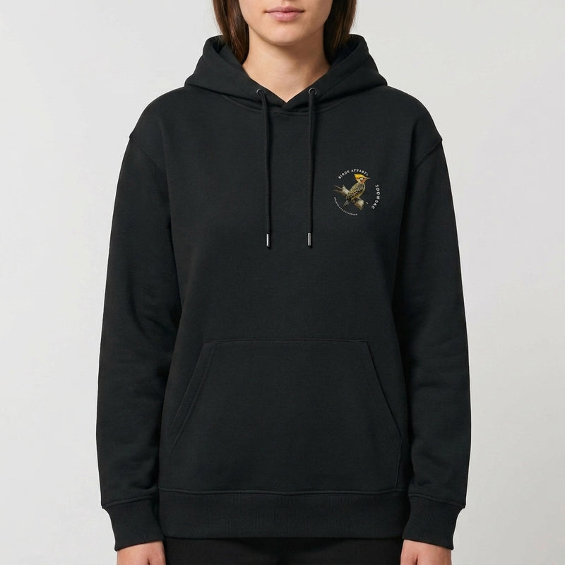 Moletom com estampa frontal de pássaro em voo e texto discreto, e estampa traseira de pássaro pousado com texto maior e detalhado finalizando o design.