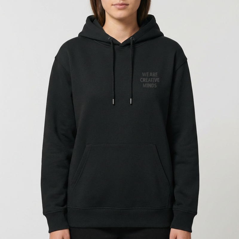 Moletom com estampa frontal de texto "WE ARE CREATIVE MINDS" em fonte impactante, destacando-se no peito, complementada por inscrição discreta abaixo.
