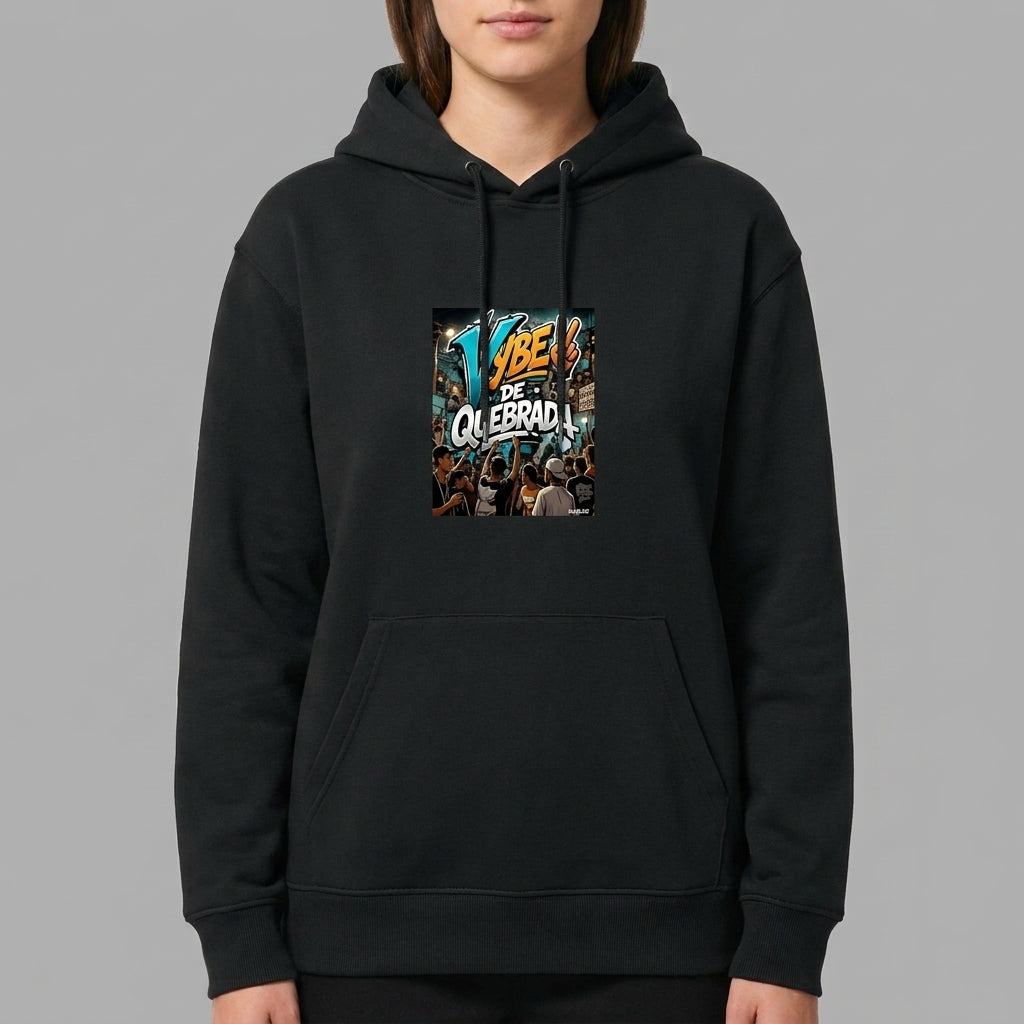 Moletom com estampa frontal de grafite urbano, destacando as palavras "Vibe da Quebrada" em estilo vibrante e dinâmico, cercadas por elementos artísticos.