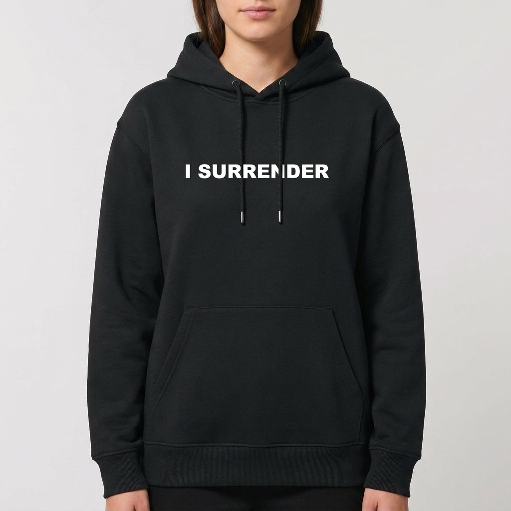 Moletom com estampa frontal de texto "I SURRENDER" e estampa traseira de asas estilizadas com linhas curvas e simétricas projetadas para cima.