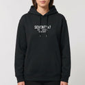 Moletom com estampa frontal de texto "SEVENTY x 7" seguido por "EST. 33 A.D. GRACE DEPT.", destacando uma estética minimalista e moderna.