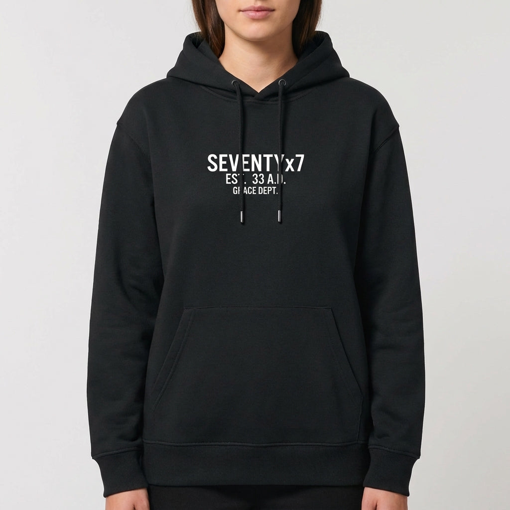 Moletom com estampa frontal de texto "SEVENTY x 7" seguido por "EST. 33 A.D. GRACE DEPT.", destacando uma estética minimalista e moderna.