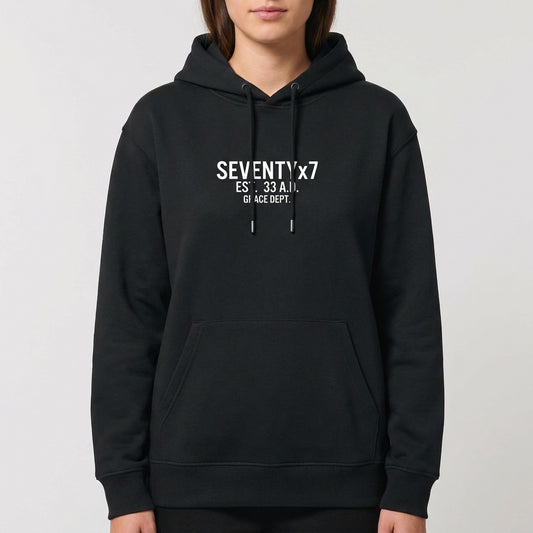 Moletom com estampa frontal de texto "SEVENTY x 7" seguido por "EST. 33 A.D. GRACE DEPT.", destacando uma estética minimalista e moderna.
