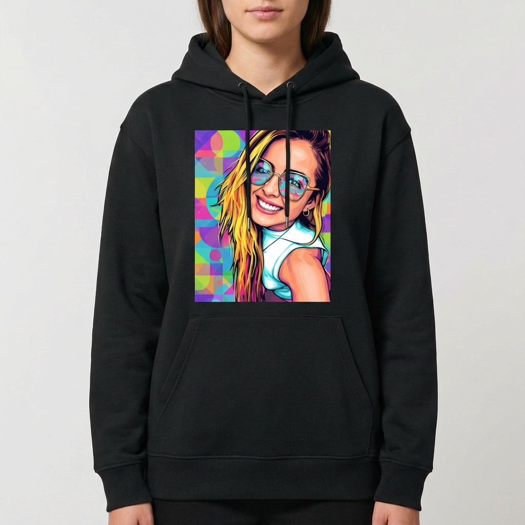 Moletom com estampa frontal de retrato vibrante de mulher sorridente com cabelo longo e óculos, sobre fundo geométrico colorido e dinâmico.