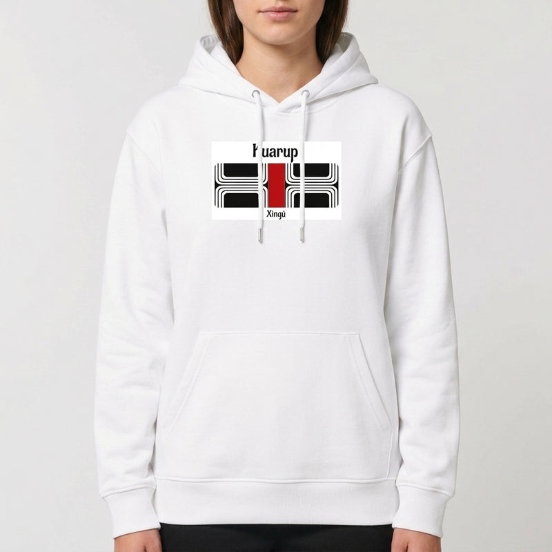 Moletom com estampa frontal de design geométrico com linhas curvas, cruz vermelha central e palavras "Kuarup" e "Xingu", e estampa traseira de texto vertical "Kuarup".