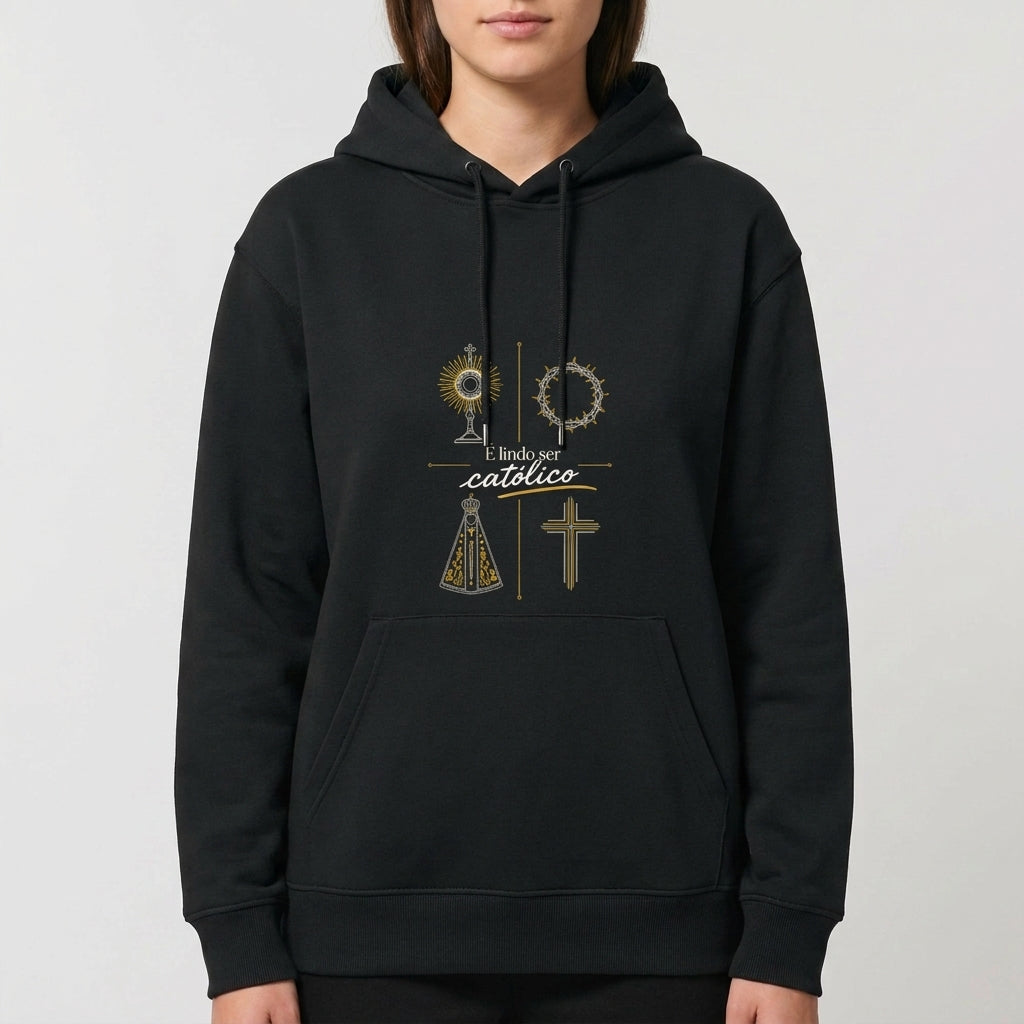 Moletom com estampa frontal de elementos religiosos incluindo um ostensório, coroa de espinhos, cruz e Nossa Senhora, e estampa traseira de logotipo com coroa.