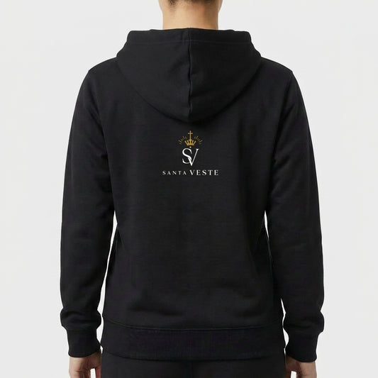 Moletom com estampa frontal de elementos religiosos incluindo um ostensório, coroa de espinhos, cruz e Nossa Senhora, e estampa traseira de logotipo com coroa.