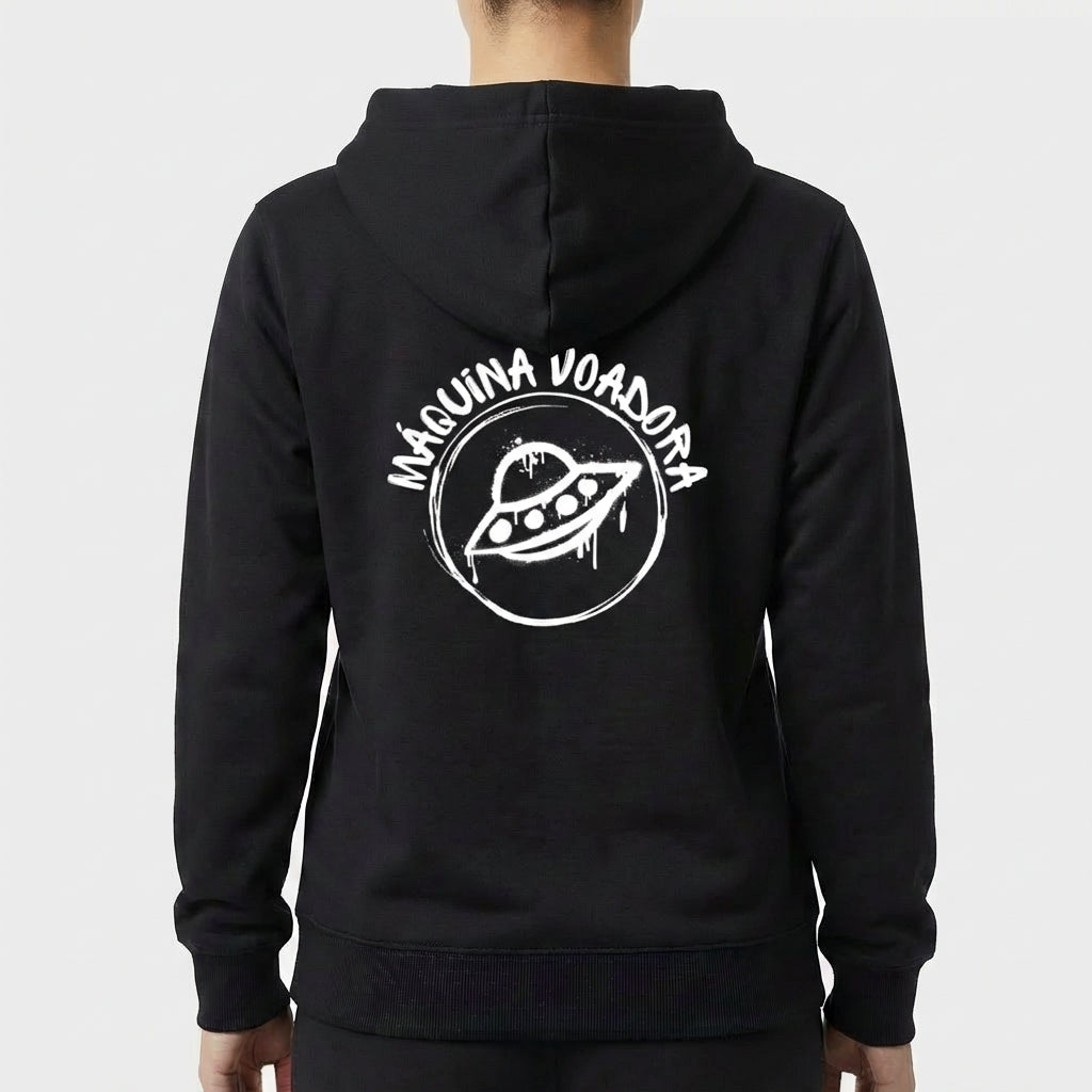 Moletom com estampa frontal de disco voador pequeno cercado por texto "Máquina Voadora" e estampa traseira ampliada com o mesmo design.