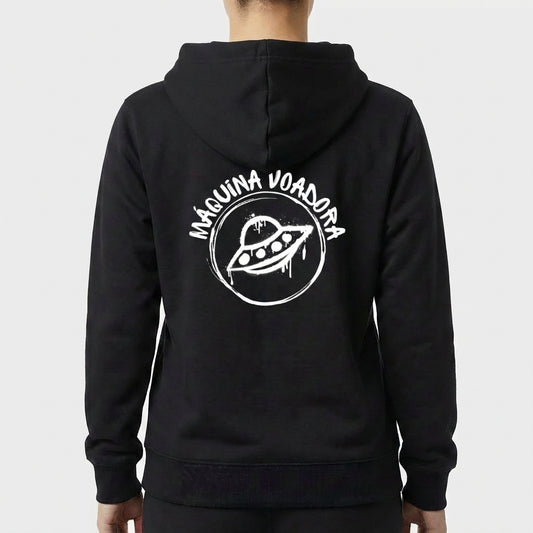 Moletom com estampa frontal de disco voador pequeno cercado por texto "Máquina Voadora" e estampa traseira ampliada com o mesmo design.