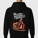 Moletom com estampa frontal de cavalo em escudo e estampa traseira de cavaleira contornando barril, acompanhada do texto "Queen of the Barrels".