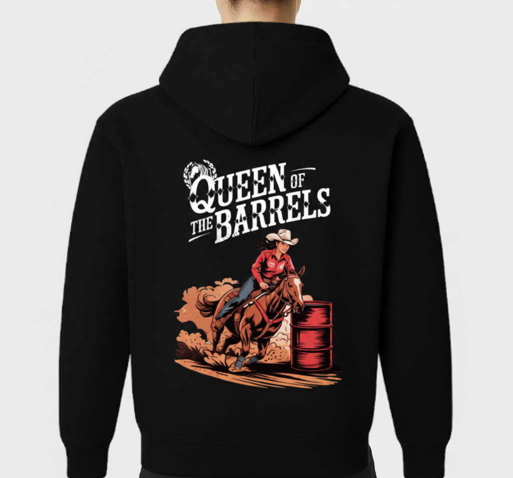 Moletom com estampa frontal de cavalo em escudo e estampa traseira de cavaleira contornando barril, acompanhada do texto "Queen of the Barrels".