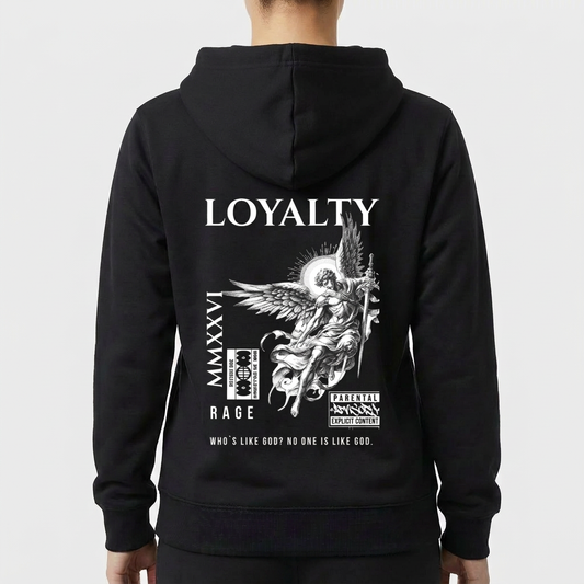Moletom com estampa frontal de pequeno desenho de dragão e estampa traseira de anjo com espada, textos "LOYALTY" e mensagens adicionais.