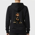 Moletom com estampa frontal de letras "AB" estilizadas com coroa e estampa traseira de personagem sorridente, vestido de preto, com cabelo trançado.