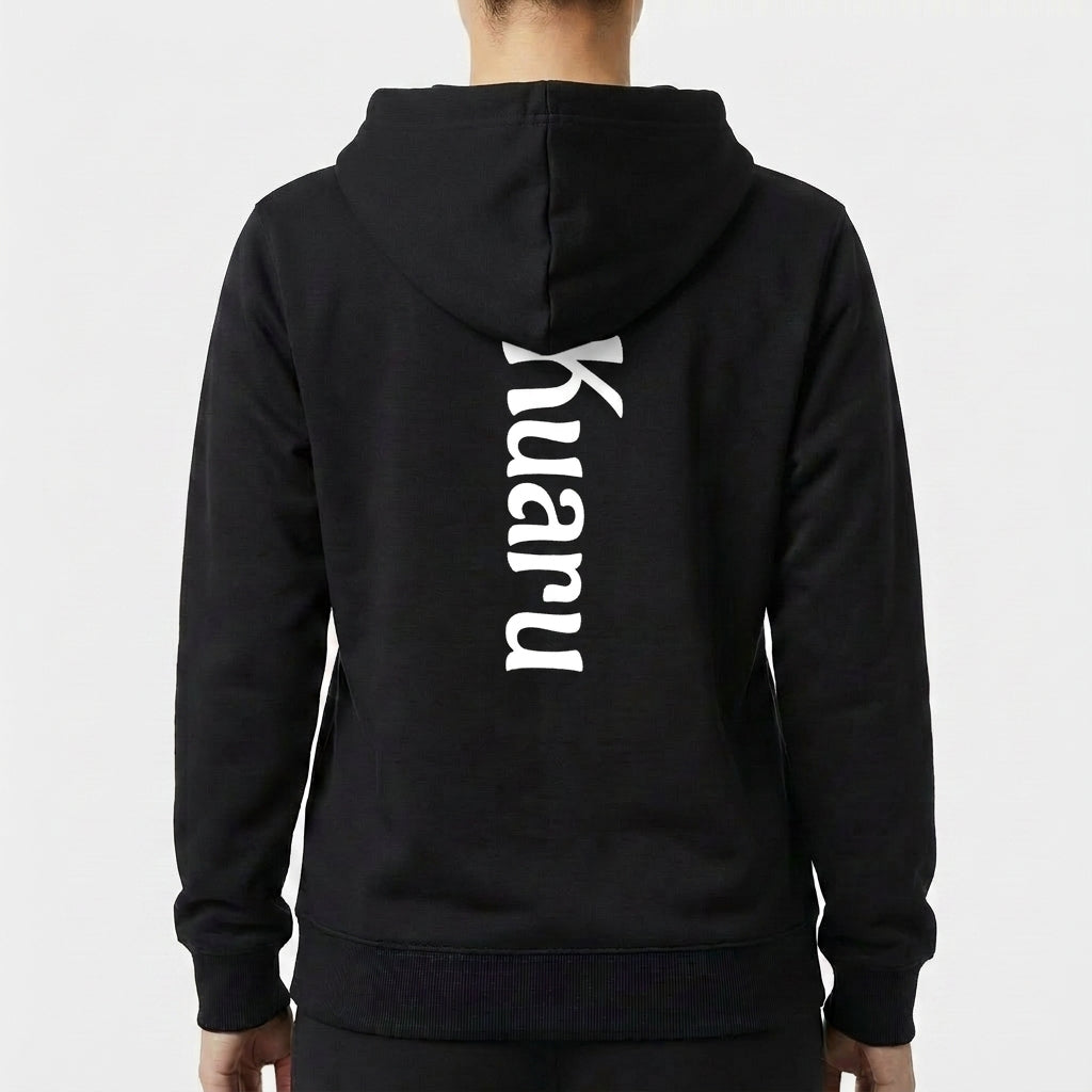 Moletom com estampa frontal de formas geométricas e texto "Kuarup Xingu" e estampa traseira com texto vertical "Kuarup".