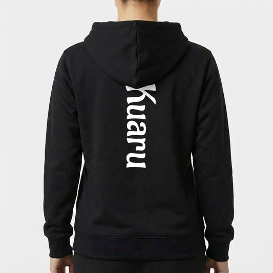 Moletom com estampa frontal de formas geométricas e texto "Kuarup Xingu" e estampa traseira com texto vertical "Kuarup".
