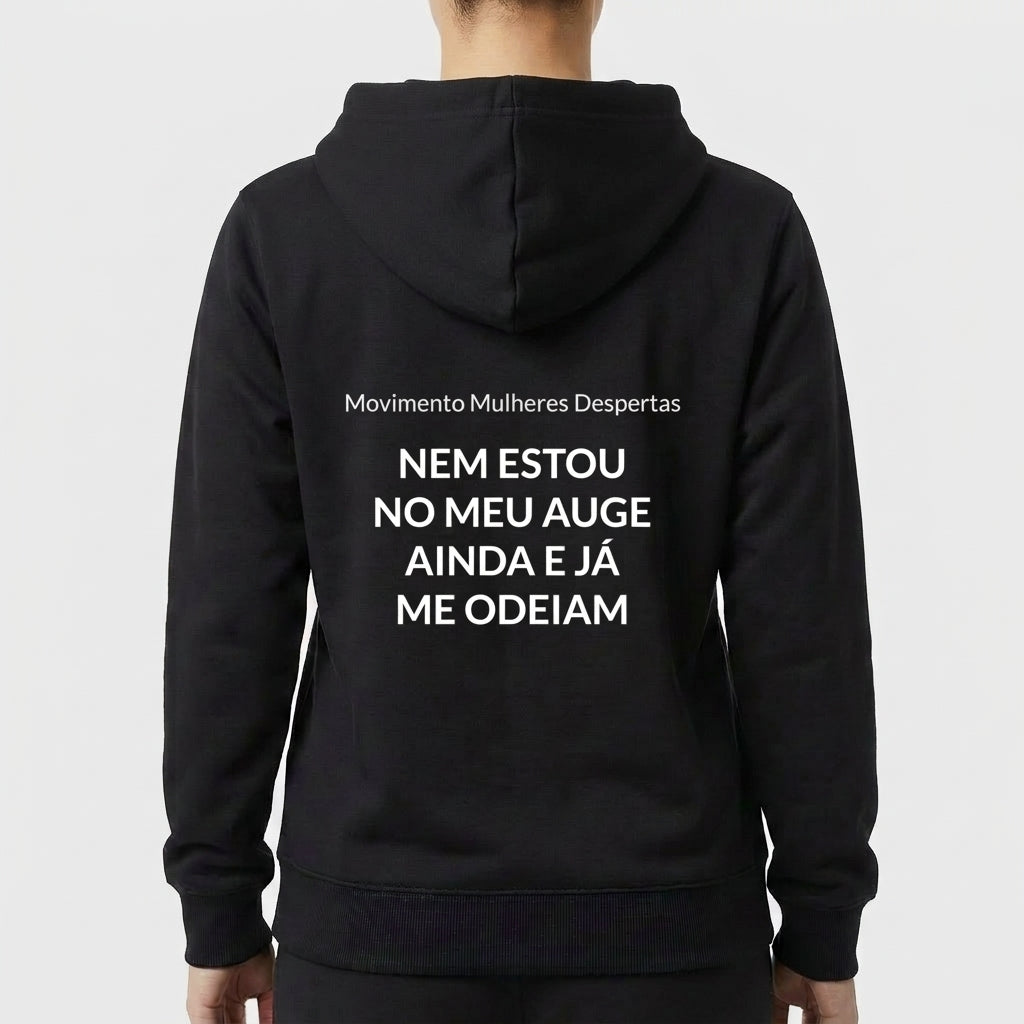 Moletom com estampa traseira de texto "Movimento Mulheres Despertas Nem estou no meu auge ainda e já me odeiam" centralizada.