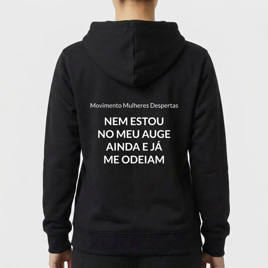 Moletom com estampa traseira de texto "Movimento Mulheres Despertas Nem estou no meu auge ainda e já me odeiam" centralizada.