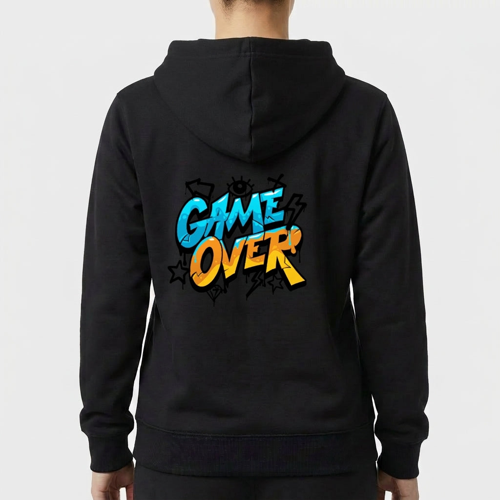Moletom com estampa traseira de "GAME OVER" em estilo grafite, com letras azuis e amarelas, cercadas por detalhes de estrelas estilizadas pretas.