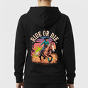 Moletom com estampa frontal de cavalo em um escudo cercado por ramos e estampa traseira de cowboy e cavalo em ação, com "RIDE OR DIE" em destaque.