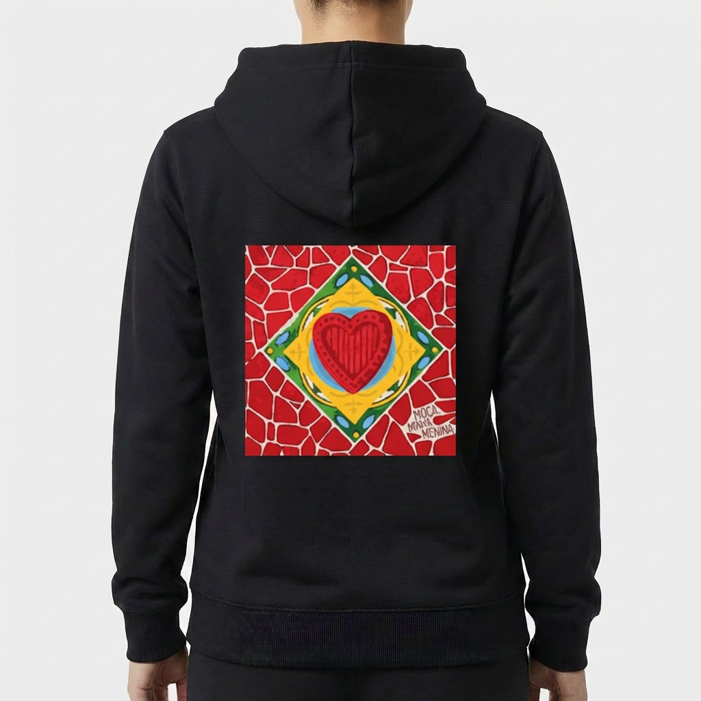 Moletom com estampa frontal de gaiola vazia estilizada e estampa traseira de coração vibrante em fundo de mosaico vermelho, assinado no canto.