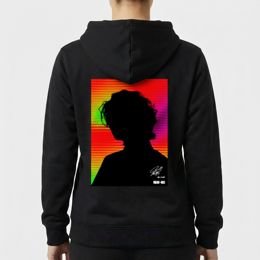 Moletom com estampa frontal de busto em perfil com efeito de distorção colorida e estampa traseira de silhueta sobre fundo multicolorido com linhas horizontais.