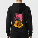 Moletom com estampa frontal de cavalo dentro de folhas e estampa traseira de cavaleiro em ação com cavalo, chamas laranja e texto "RIDE OR DIE".