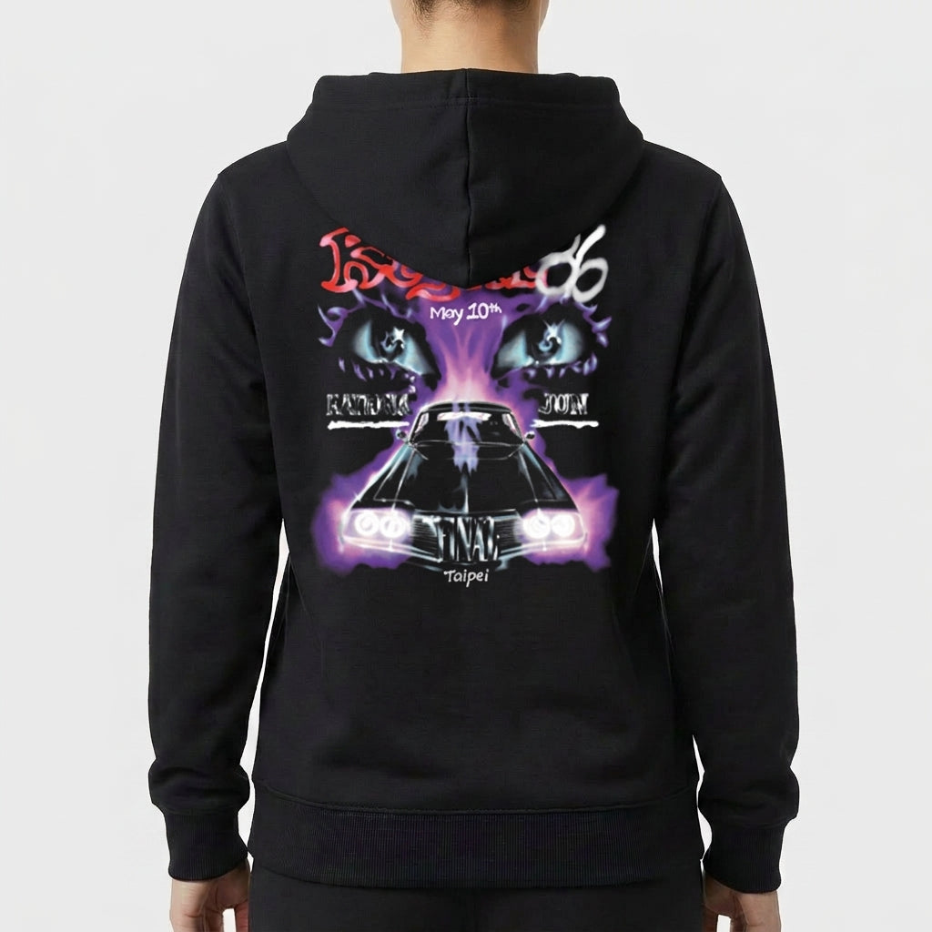 Moletom com estampa traseira de carro esportivo com brilho roxo, olhos enigmáticos acima, texto estilizado "Regal 86" em destaque, e "May 10th Taipei" abaixo.