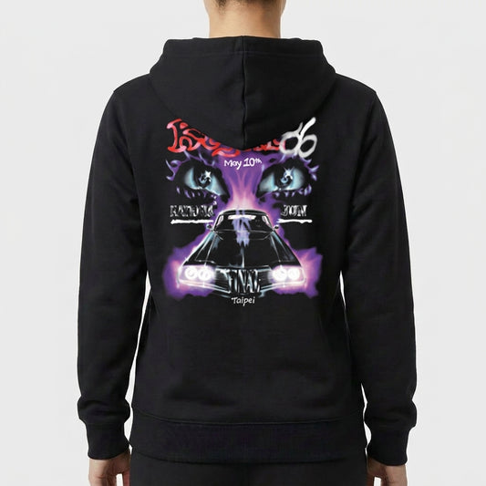 Moletom com estampa traseira de carro esportivo com brilho roxo, olhos enigmáticos acima, texto estilizado "Regal 86" em destaque, e "May 10th Taipei" abaixo.